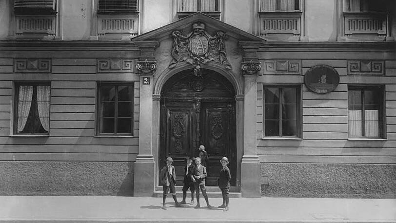 Knaben posieren vor der Königlich Ludwig Kreis-Realschule in der Damenstiftstraße &ndash; heute ist hier eine Mädchen-Realschule.