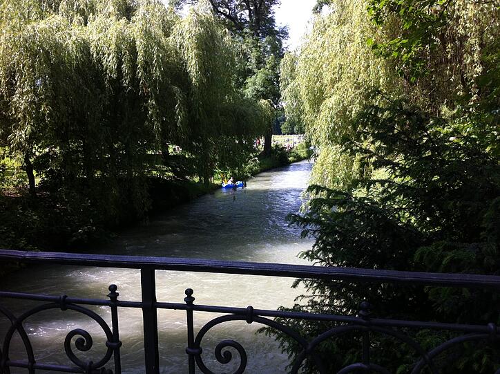... und ein paar sprangen lieber ins kühle Wasser...
