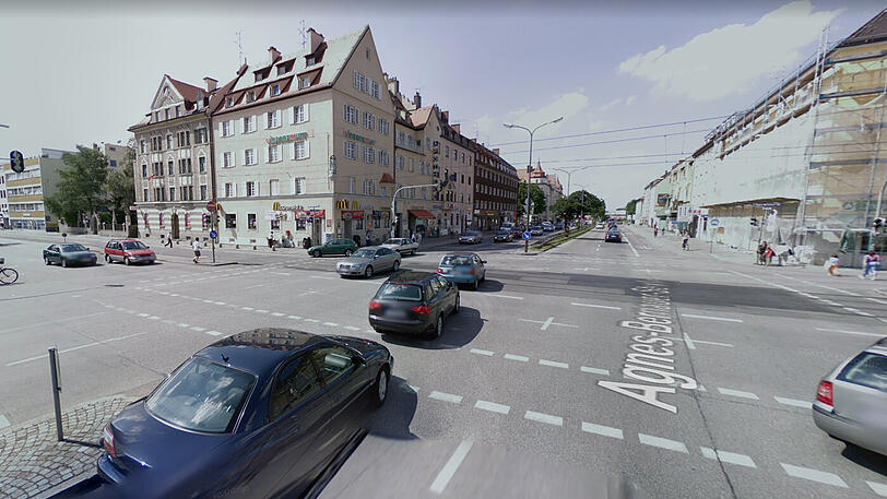 Zwei Mädchen sind in einem Schnellrestaurant an der Fürstenrieder Straße belästigt worden.