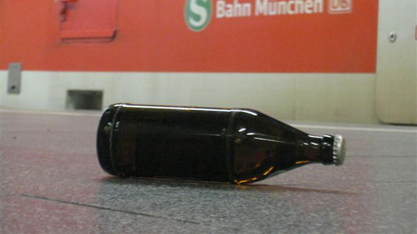 Der Mann hat eine Flasche zerschlagen und einen 18-Jährigen mit dem abgebrochenen Flaschenhals verletzt. (Symbolbild)