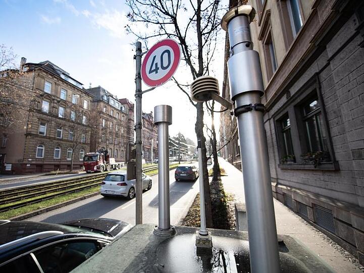 Autos fahren an der Feinstaub-Messstation an der Hohenheimer Straße in Stuttgart vorbei.