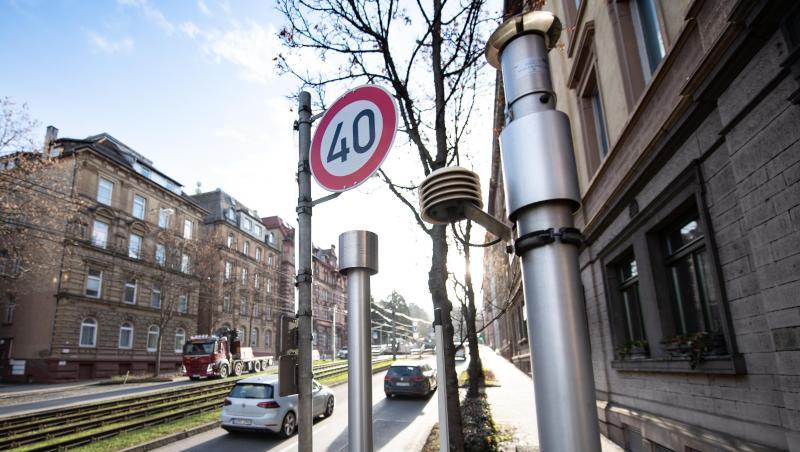 Autos fahren an der Feinstaub-Messstation an der Hohenheimer Straße in Stuttgart vorbei. Autos fahren an der Feinstaub-Messstation an der Hohenheimer Straße in Stuttgart vorbei.