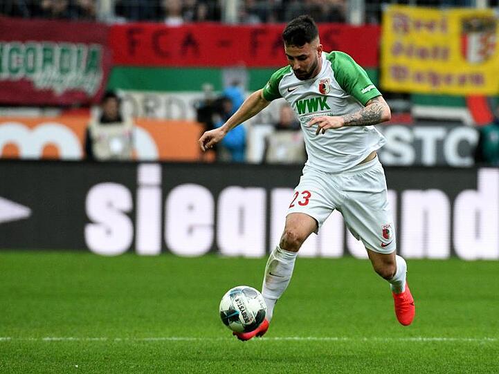 Augsburgs Marco Richter spielt den Ball. Foto: Stefan Puchner/dpa/Archivbild