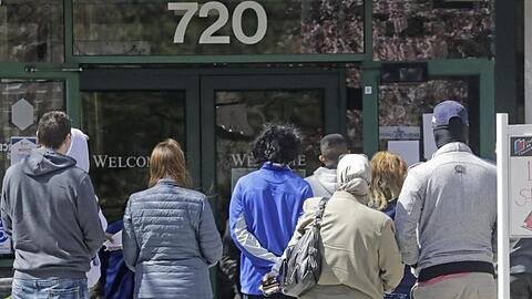 Menschen warten vor einem Arbeitsamt in Salt Lake City.