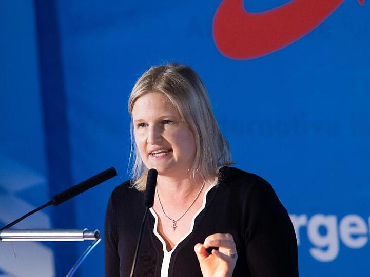 Katrin Ebner-Steiner spricht beim bayerischen Landesparteitag der AfD. Foto: Daniel Karmann/Archiv