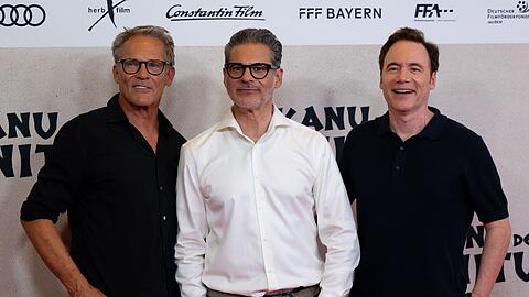 Christian Tramitz (l-r), Rick Kavanian und Michael "Bully" Herbig geraten auch in "Das Kanu des Manitu" in so manche Schwierigkeiten. (Archivbild)