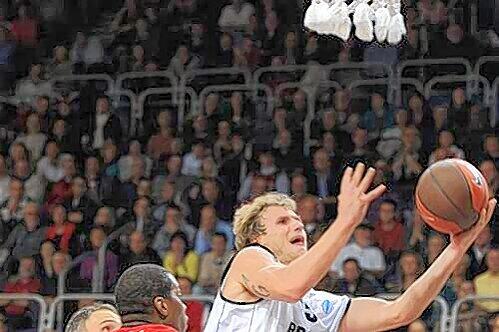 Höhenflug im hohen Norden: Bambergs neuer Spielmacher  Anton Gavel war beim 80:73-Erfolg in Braunschweig nicht zu bremsen.
