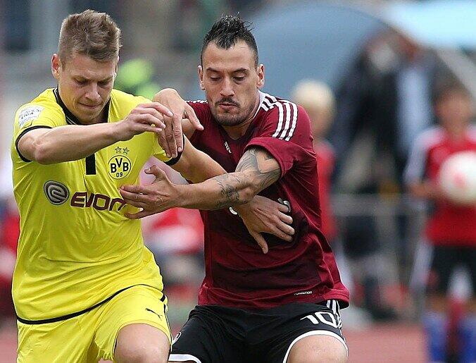 Ex-Löwe Timo Gebhart (r.), nun im Dress des 1.FC Nürnberg (hier im Duell mit Dortmunds Piszczek)