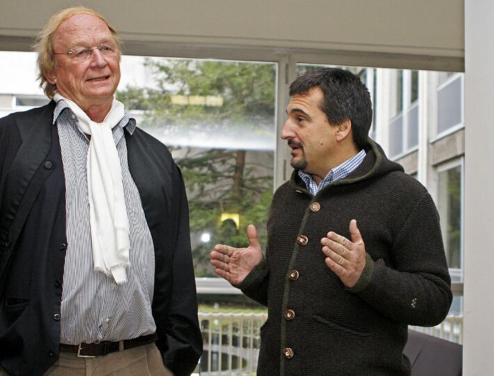 Hackl Schorsch mit dem Anwalt des Angeklagten. Der Prozess fand im Amtsgericht Laufen im Landkreis Berchtesgadener Land statt.
