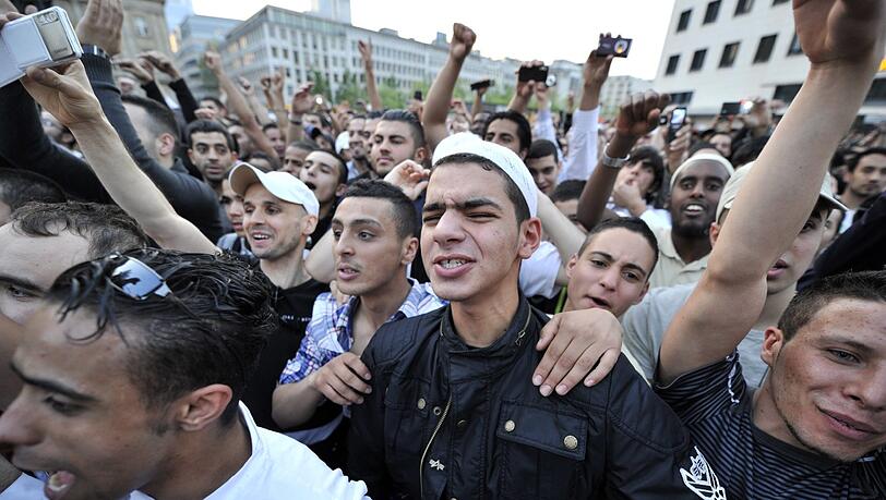 Eine Aufnahme, die Sorgen bereitet: Muslimische Jugendliche jubeln in Frankfurt am Main einem salafistischen Prediger zu. Eine Aufnahme, die Sorgen bereitet: Muslimische Jugendliche jubeln in Frankfurt am Main einem salafistischen Prediger zu.