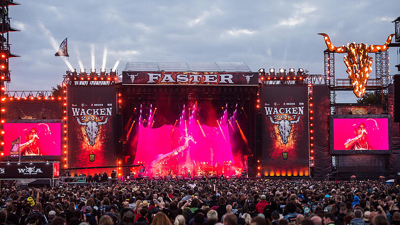 Das Wacken-Festival ist eröffnet. Die Bilder von Bier, Matsch und Fans.