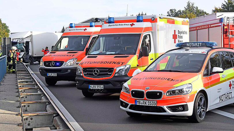 Der Lkw-Unfall legte die A8 mitten im Berufsverkehr lahm. Die Bilder.