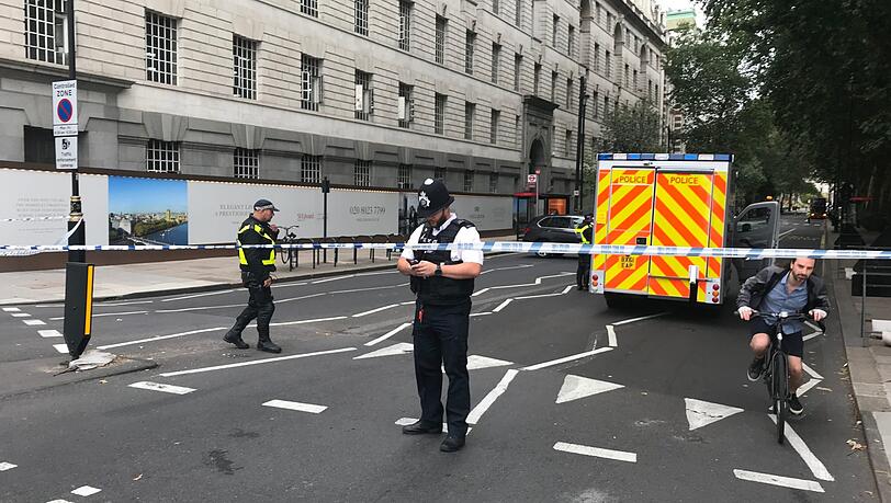 London: Polizisten sperren eine Straße ab, nachdem ein Auto vor dem Parlament in eine Sicherheitsabsperrung gefahren ist und dabei mehrere Fußgänger verletzt hat. London: Polizisten sperren eine Straße ab, nachdem ein Auto vor dem Parlament in eine Sicherheitsabsperrung gefahren ist und dabei mehrere Fußgänger verletzt hat.