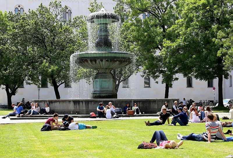 Die Gruppe trifft sich vor der Uni am Geschwister-Scholl-Platz.
