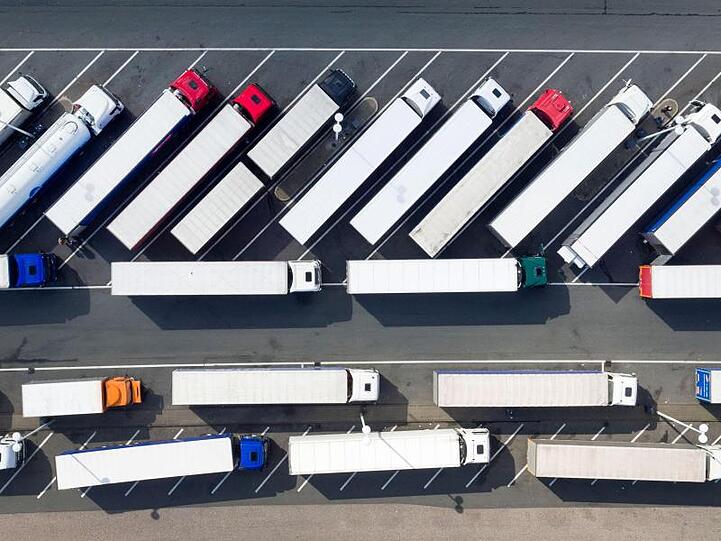 Lkw stehen auf einer Autobahnraststätte. Foto: Arnulf Stoffel/Archivbild