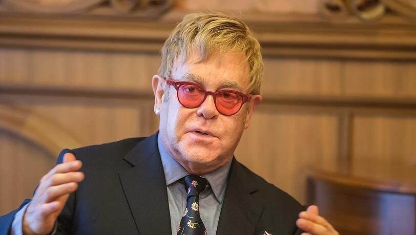 Sir Elton John hat einen Horrorflug hinter sich.