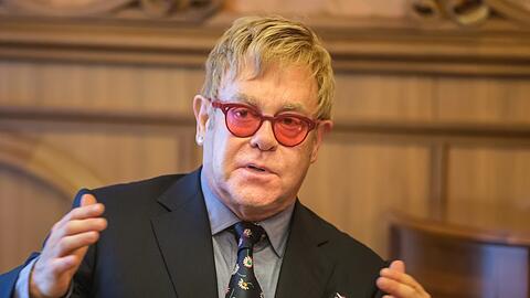 Sir Elton John hat einen Horrorflug hinter sich.
