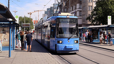Der Mercedes und die Tram kollidierten am Münchner Hauptbahnhof. (Symbolbild)