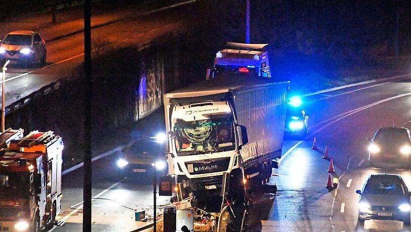 Der Lkw kam von der Fahrbahn ab und auf der Leitplanke zum Stehen.