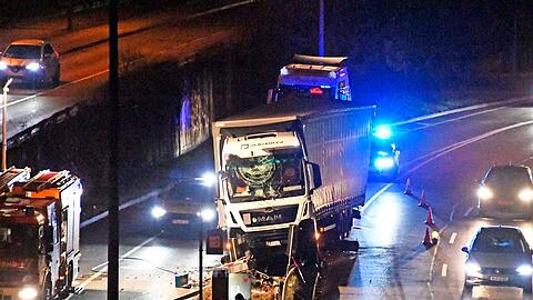 Der Lkw kam von der Fahrbahn ab und auf der Leitplanke zum Stehen.