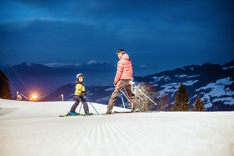 Im Ski Juwel Alpbachtal Wildschönau erleben Skibegeisterte besondere Momente, besonders beim Nachtskifahren.