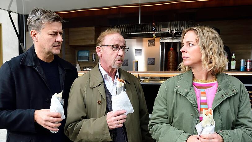 "München Mord: Im Zweifel für den Zweifel": Harald Neuhauser (Marcus Mittermeier, r.), Ludwig Schaller (Alexander Held, M.) und Angelika Flierl (Bernadette Heerwagen, l.) gönnen sich einen Döner. "München Mord: Im Zweifel für den Zweifel": Harald Neuhauser (Marcus Mittermeier, r.), Ludwig Schaller (Alexander Held, M.) und Angelika Flierl (Bernadette Heerwagen, l.) gönnen sich einen Döner.