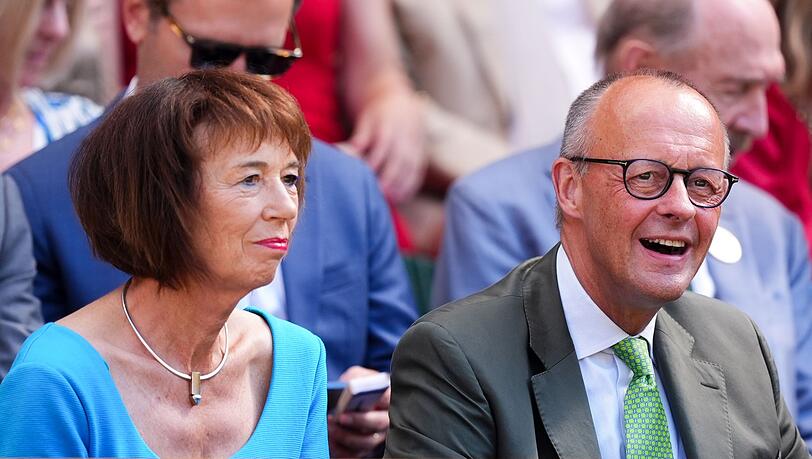 Bundeskanzler Friedrich Merz und seine Frau schauten sich das Finale aus der ersten Reihe in der Roxal Box an. Bundeskanzler Friedrich Merz und seine Frau schauten sich das Finale aus der ersten Reihe in der Roxal Box an.