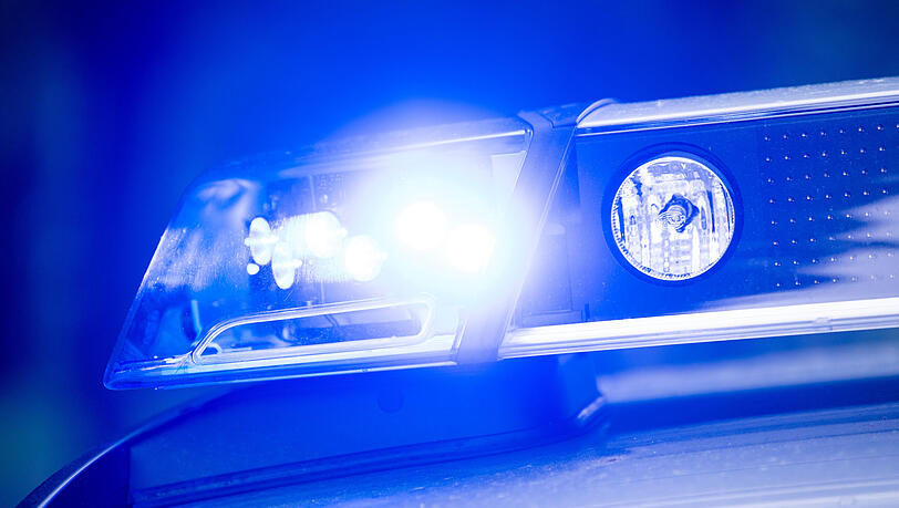 Polizisten haben in Schwabing einen 46-Jährigen festgenommen, der nach einem E-Scooter-Fahrer mit einer Eisenstange geschlagen hat. (Symbolbild) Polizisten haben in Schwabing einen 46-Jährigen festgenommen, der nach einem E-Scooter-Fahrer mit einer Eisenstange geschlagen hat. (Symbolbild)