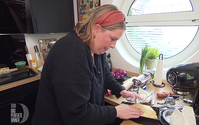 Konzentriert bearbeitet Allie (36) den Briocheteig für ihr French-Toast-Dessert. Konzentriert bearbeitet Allie (36) den Briocheteig für ihr French-Toast-Dessert.