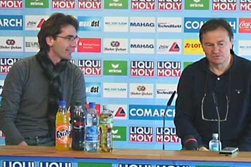 Löwen-Trainer Ewald Lienen (r.) bei der Pressekonferenz