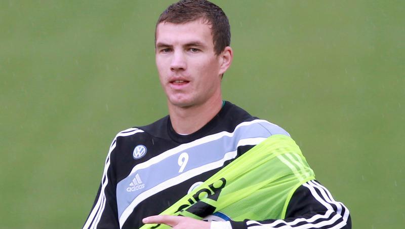 Edin Dzeko hat das Trainingslager des VfL Wolfsburg verlassen Edin Dzeko hat das Trainingslager des VfL Wolfsburg verlassen
