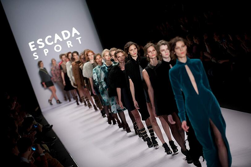 Anna Loos, Mirja DuMont, Judith Rakers, Alexandra Neldel, Franziska Knuppe und Co. - zum Auftakt der Mercedes Benz-Fashion Week lockte die Modenschau des Labels Escada Sport zahlreiche Promis ins Fashion-Zelt am Brandenburger Tor. Hier sehen Sie die besten Bilder aus Berlin.