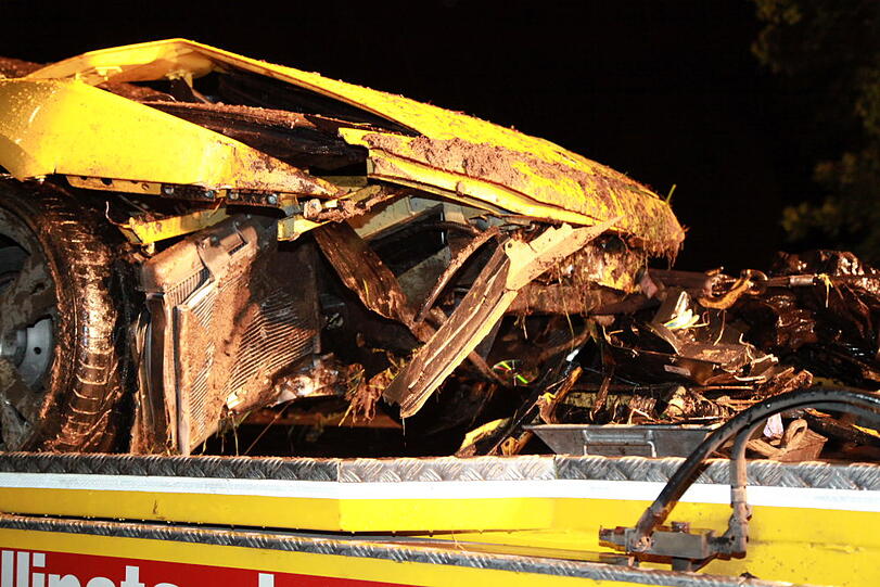 Auf regennasser Fahrbahn ist am Dienstagabend ein Münchner mit seinem Lamborghini von der Straße abgekommen und schwer verunglückt. Die Ursache war vermutlich überhöhte Geschwindigkeit. Der Fahrer musste schwer verletzt ins Krankenhaus eingeliefert werden. Die  Bilder von der Unfallstelle.