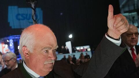 Vom Aussenseiter zum Parteivize: Europa-Rebell Peter Gauweiler nach seiner Wahl zum Stellvertreter von Horst Seehofer.