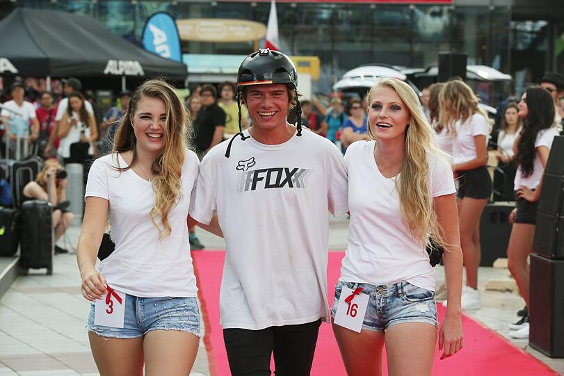 Models und Mountainbiker am Flughafen: Die Bilder vom "Schöne Münchnerin"-Wildcard-Event beim "Bike & Style"-Festival zum Durchklicken.
