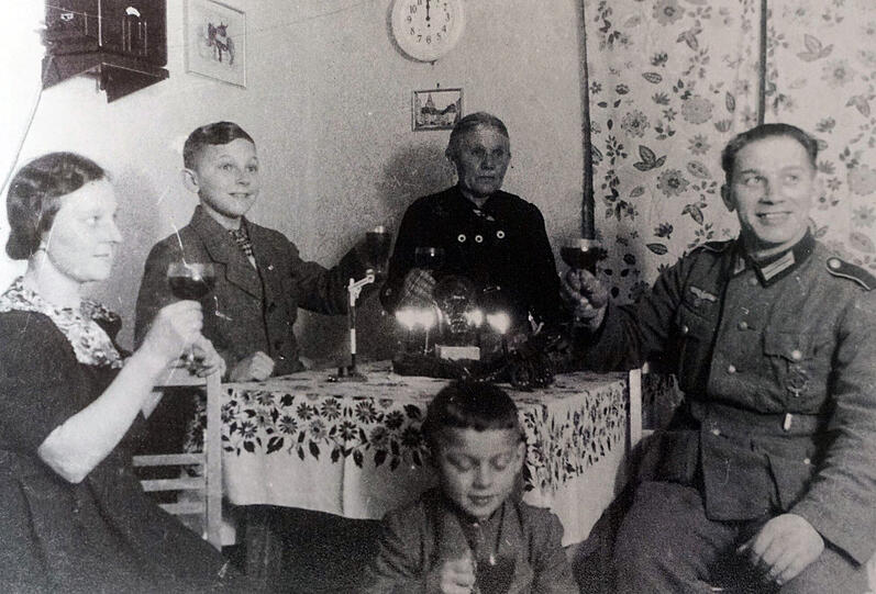 Familie Hölzle (mit einer Tante, M.) am Silvesterabend 1940 in ihrem Wohnzimmer &ndash; auf dem Tisch die obligatorische Hitlerbüste, dekoriert mit vier Kerzen.