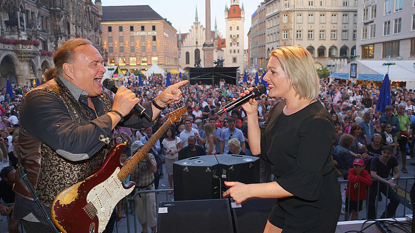 Die Högl Fun Band rockt den Marienplatz.