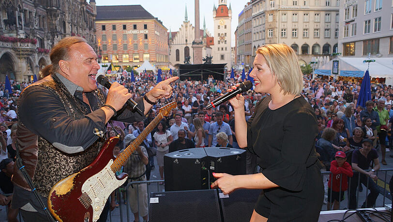 Die Högl Fun Band rockt den Marienplatz. Die Högl Fun Band rockt den Marienplatz.