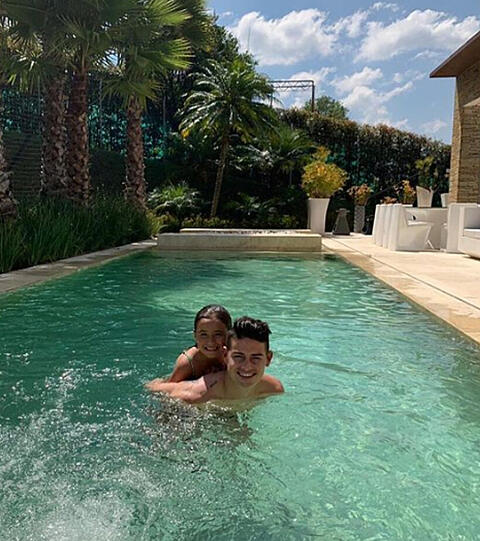 Im Pool mit seiner Tochter: James Rodríguez.