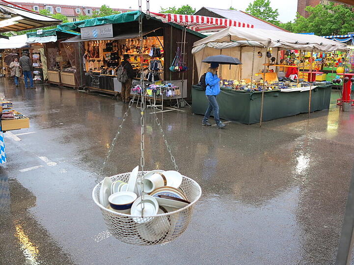 Ampel mit Porzellan Geschirr im Regen.