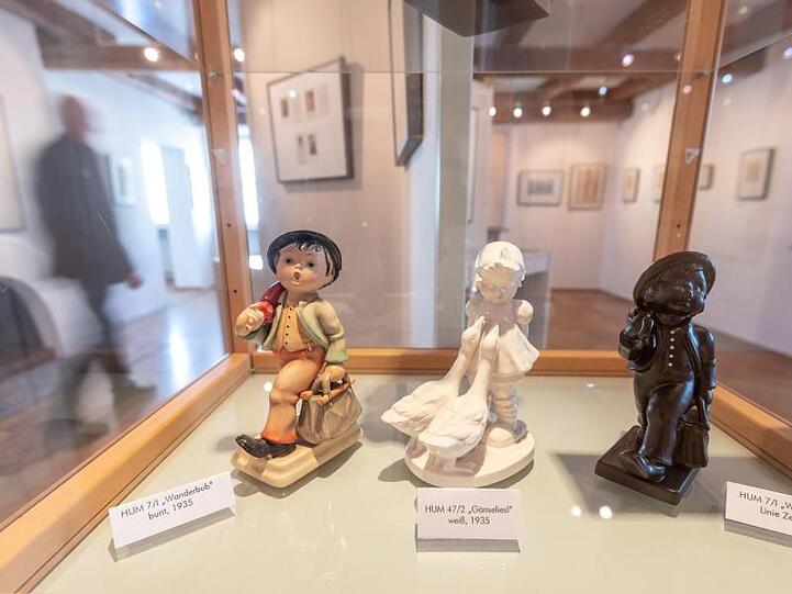 Die Hummel-Porzellanfiguren "Wanderbub", "Gänseliesl" und "Wanderbub Linie Zeitgeist". Foto: Armin Weigel/Archivbild