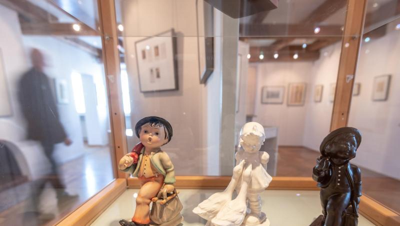 Die Hummel-Porzellanfiguren "Wanderbub", "Gänseliesl" und "Wanderbub Linie Zeitgeist". Foto: Armin Weigel/Archivbild Die Hummel-Porzellanfiguren "Wanderbub", "Gänseliesl" und "Wanderbub Linie Zeitgeist". Foto: Armin Weigel/Archivbild
