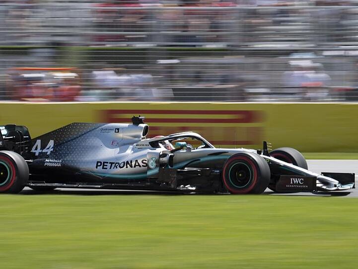 Lewis Hamilton startet mit Vettel aus der ersten Reihe.