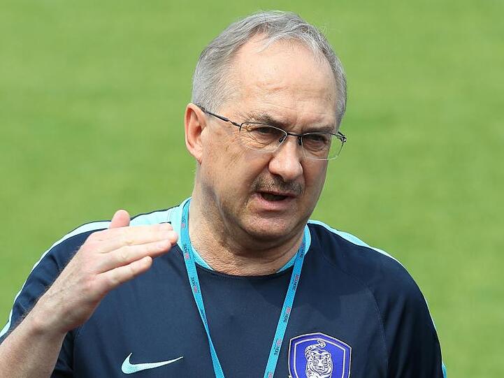 Uli Stielike, Trainer der Fußball-Nationalmannschaft von Südkorea, spricht während eines Trainings. Foto: -/YNA/Archiv