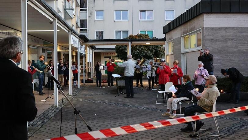 Nachbarschaftstreffs organisieren viel ehrenamtlich - wie dieses gemeinsame Singen in der Blumenau. Nachbarschaftstreffs organisieren viel ehrenamtlich - wie dieses gemeinsame Singen in der Blumenau.