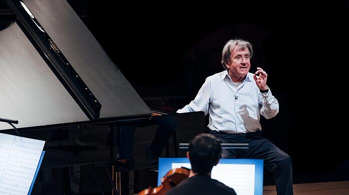Rudolf Buchbinder beim Proben, der die Aufführung dann auch vom Klavier aus leitet.