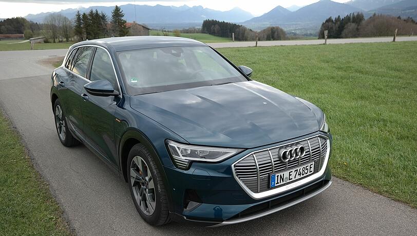 Fast wie ein groß gewachsener Kombi: der Audi e-tron 55 quattro.