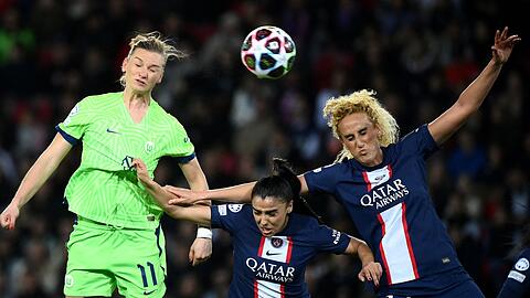 Alexandra Popp (l) und die Wolfsburgerinnen siegten mit 1:0 bei Paris Saint-Germain.