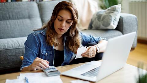 Junge Menschen in Deutschland sind mehrheitlich davon &uuml;berzeugt: Die Verantwortung f&uuml;r ihre Altersvorsorge liegt bei ihnen selbst.