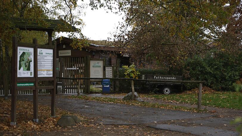 Nach der Wolfsattacke in einem Wildpark in Brandenburg prüfen Behörden die Anlagen. Nach der Wolfsattacke in einem Wildpark in Brandenburg prüfen Behörden die Anlagen.